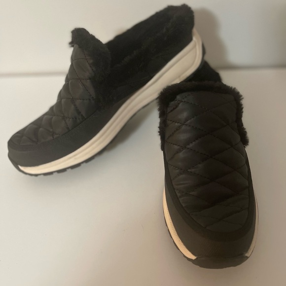 BARETRAPS GEMMA Black Quilted Slip On Clogs, Size 9. In perfect Condition! - Picture 2 of 6